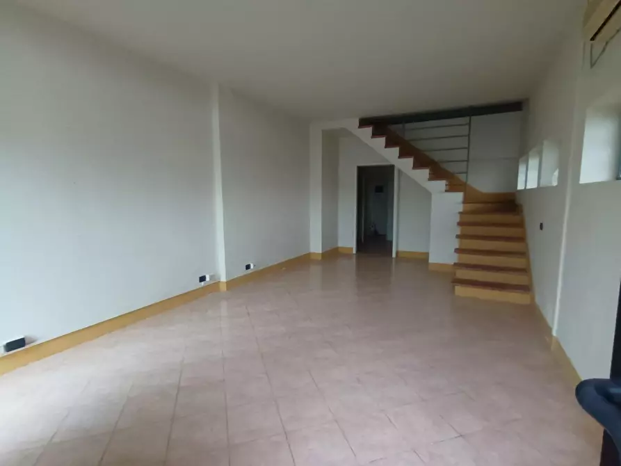 Immagine 21 di Locale commerciale in vendita  a Lucca