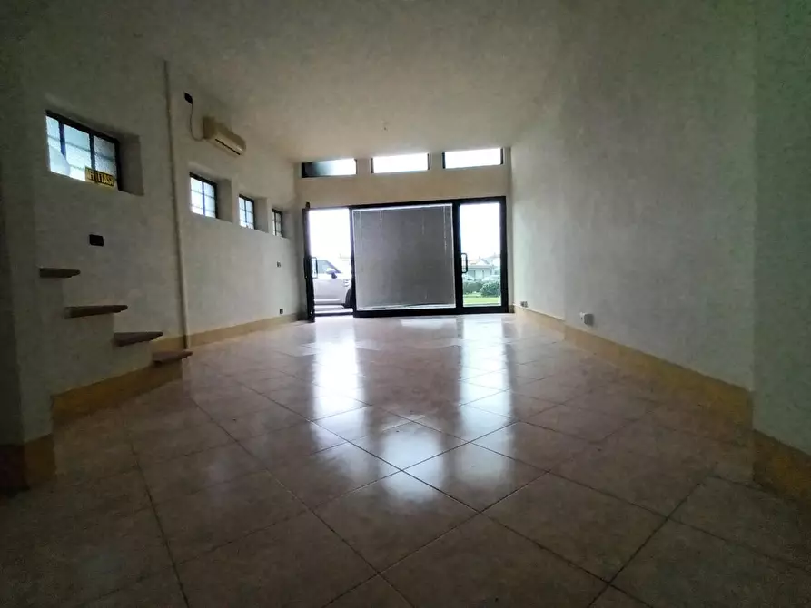 Immagine 8 di Locale commerciale in vendita  a Lucca