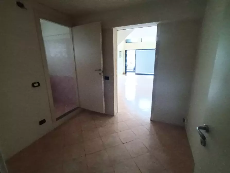 Immagine 11 di Locale commerciale in vendita  a Lucca