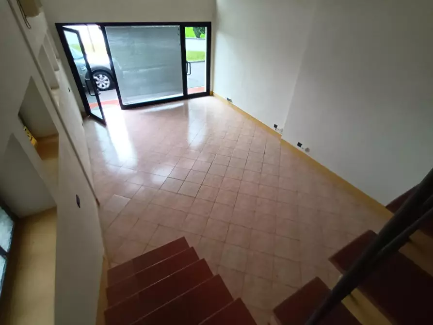 Immagine 7 di Locale commerciale in vendita  a Lucca