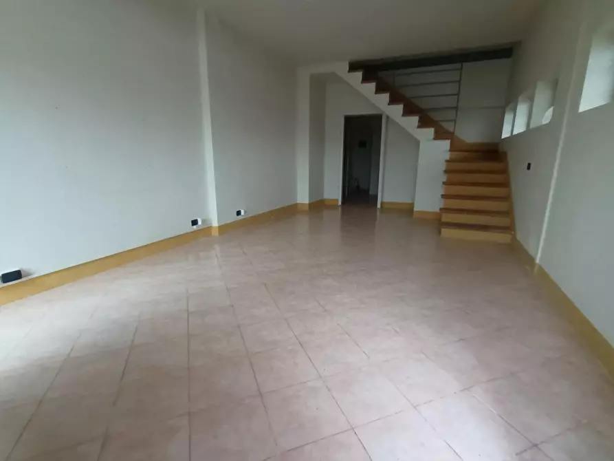 Immagine 20 di Locale commerciale in vendita  a Lucca