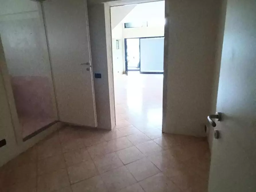 Immagine 10 di Locale commerciale in vendita  a Lucca