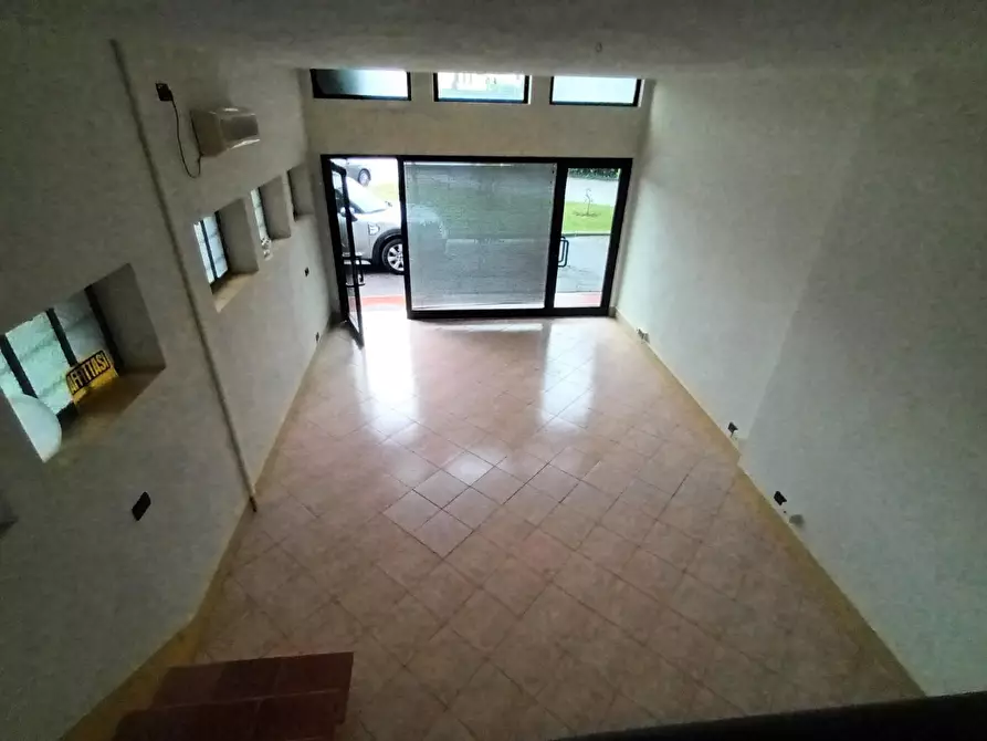 Immagine 6 di Locale commerciale in vendita  a Lucca