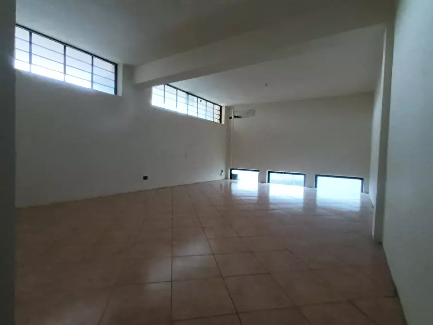 Immagine 4 di Locale commerciale in vendita  a Lucca