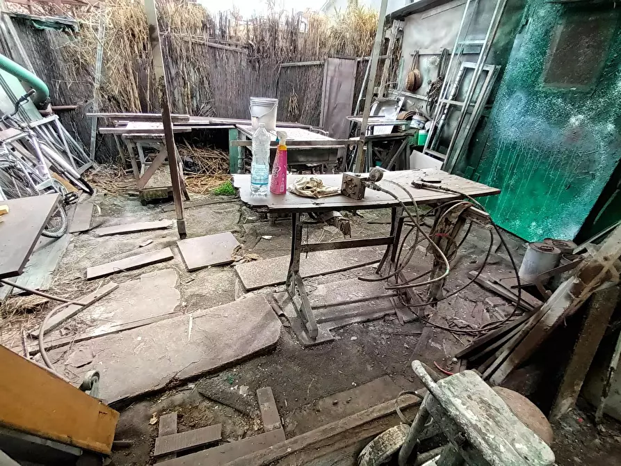 Immagine 11 di Laboratorio in vendita  a Lucca