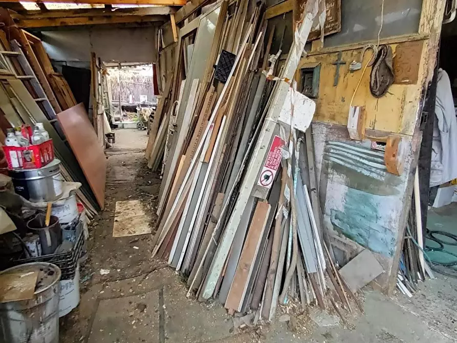 Immagine 2 di Laboratorio in vendita  a Lucca