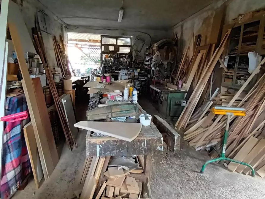 Immagine 14 di Laboratorio in vendita  a Lucca