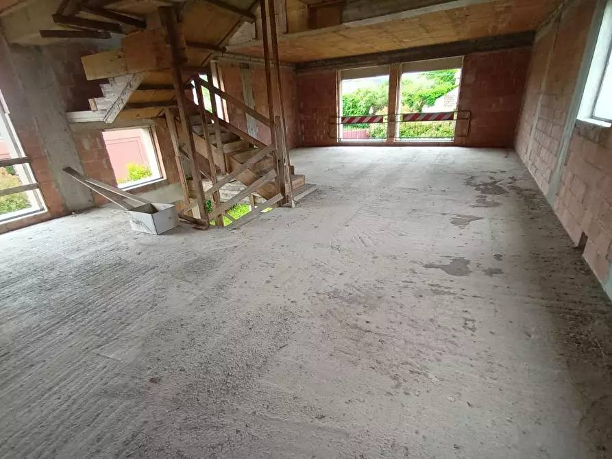 Immagine 21 di Villa in vendita  a Capannori