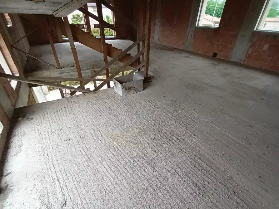 Immagine 19 di Villa in vendita  a Capannori