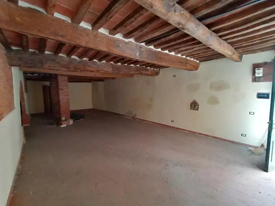 Immagine 8 di Magazzino in vendita  a Lucca