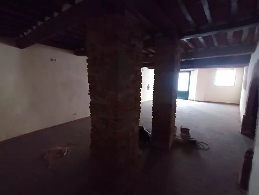 Immagine 4 di Magazzino in vendita  a Lucca