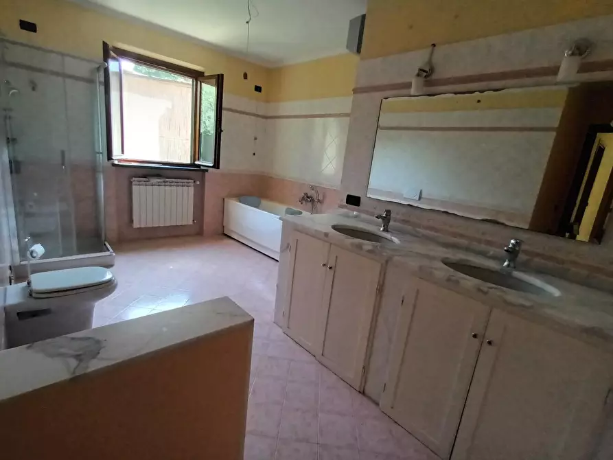 Immagine 30 di Villa in vendita  a Lucca