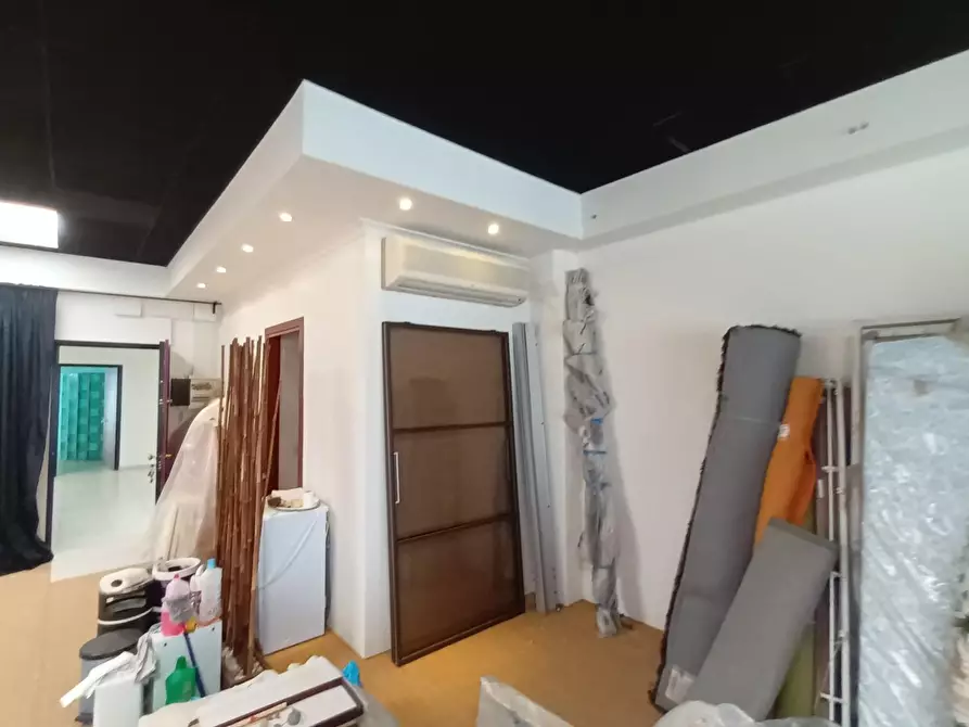 Immagine 20 di Ufficio in affitto  a Lucca