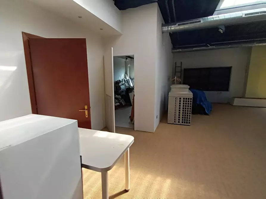 Immagine 12 di Ufficio in affitto  a Lucca