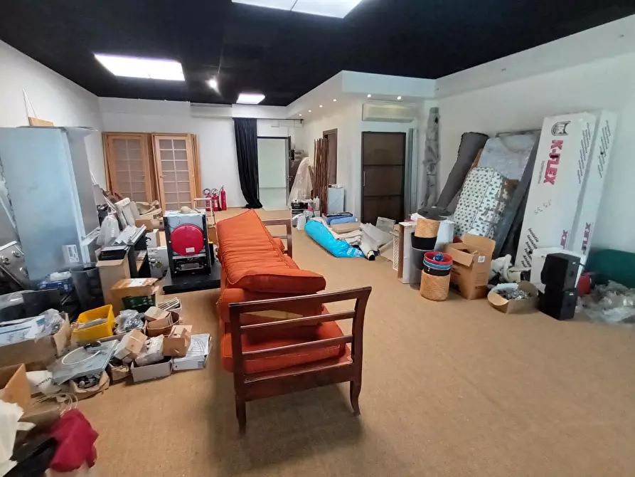 Immagine 19 di Ufficio in affitto  a Lucca