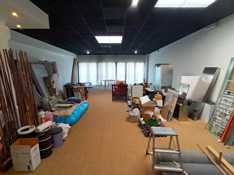 Immagine 23 di Ufficio in affitto  a Lucca