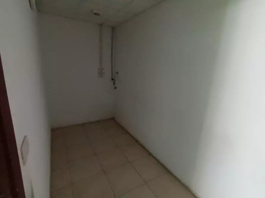 Immagine 25 di Ufficio in affitto  a Lucca