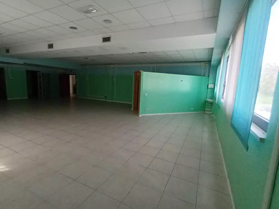 Immagine 30 di Ufficio in affitto  a Lucca