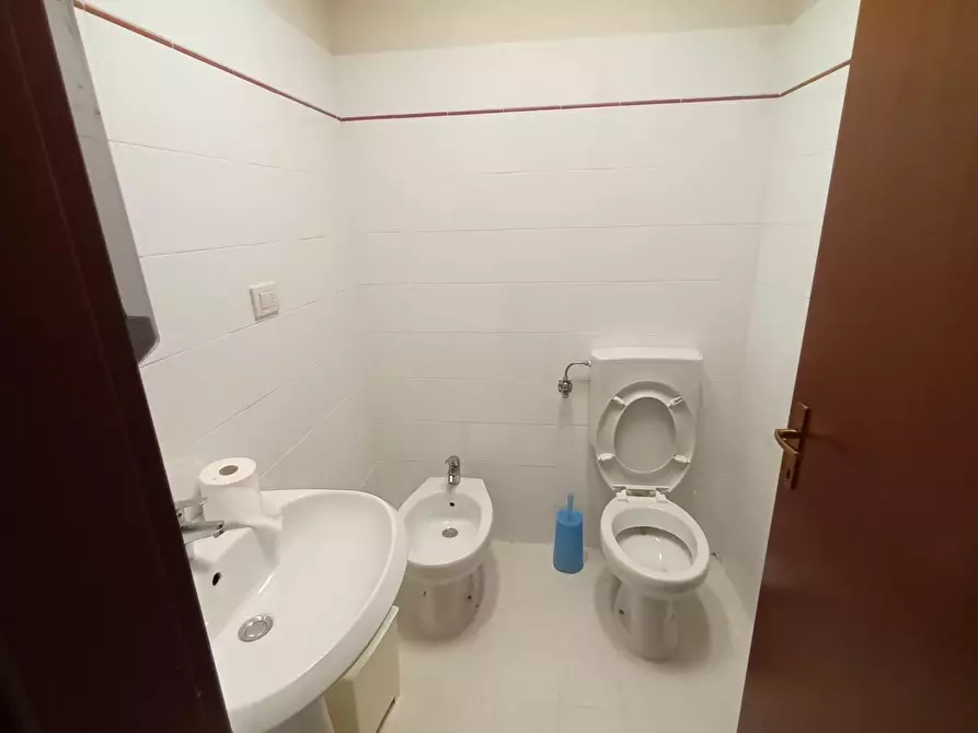 Immagine 18 di Ufficio in affitto  a Lucca