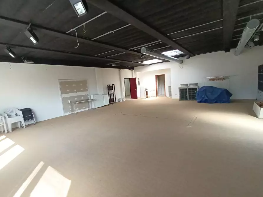 Immagine 5 di Ufficio in affitto  a Lucca