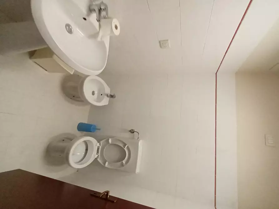 Immagine 17 di Ufficio in affitto  a Lucca