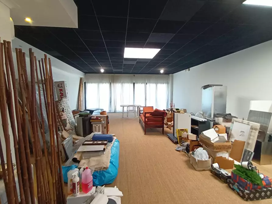 Immagine 15 di Ufficio in affitto  a Lucca