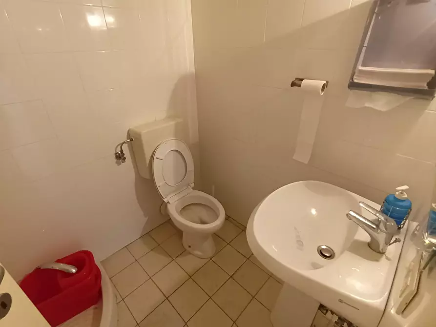 Immagine 38 di Ufficio in affitto  a Lucca