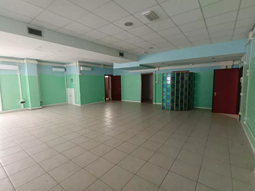 Immagine 27 di Ufficio in affitto  a Lucca