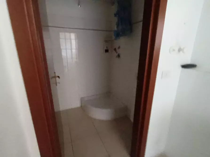 Immagine 32 di Ufficio in affitto  a Lucca