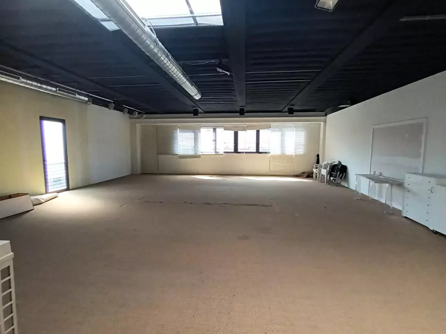 Immagine 10 di Ufficio in vendita  a Lucca