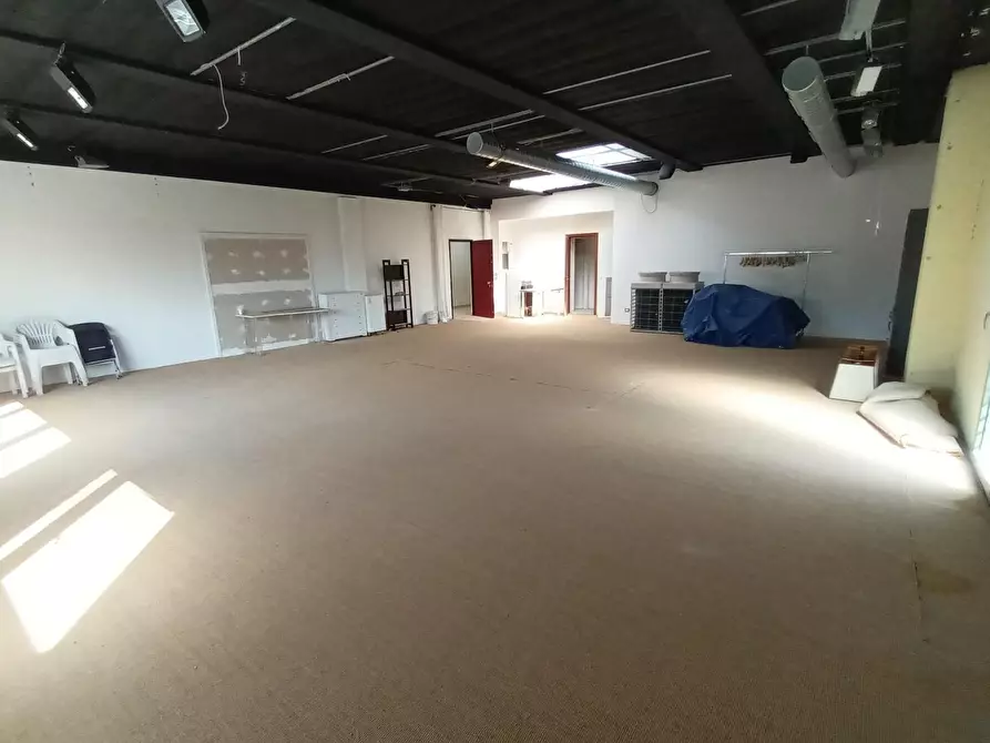 Immagine 5 di Ufficio in vendita  a Lucca