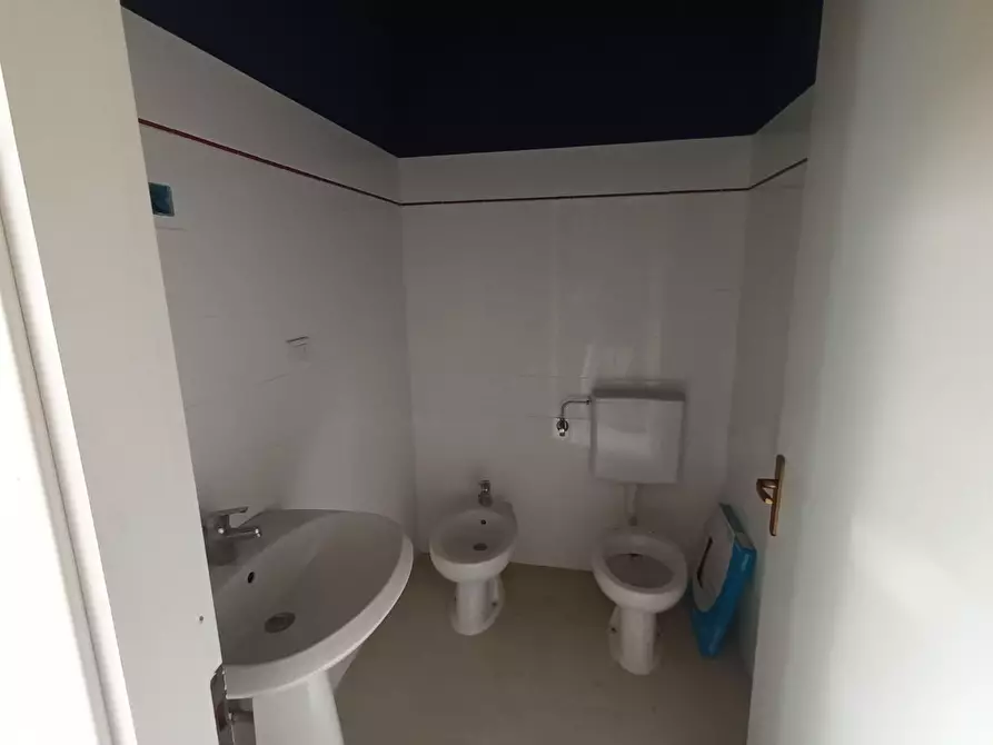 Immagine 7 di Ufficio in vendita  a Lucca