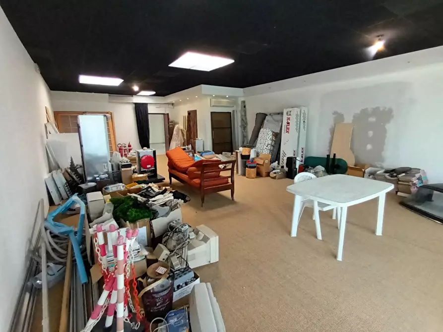 Immagine 20 di Ufficio in vendita  a Lucca