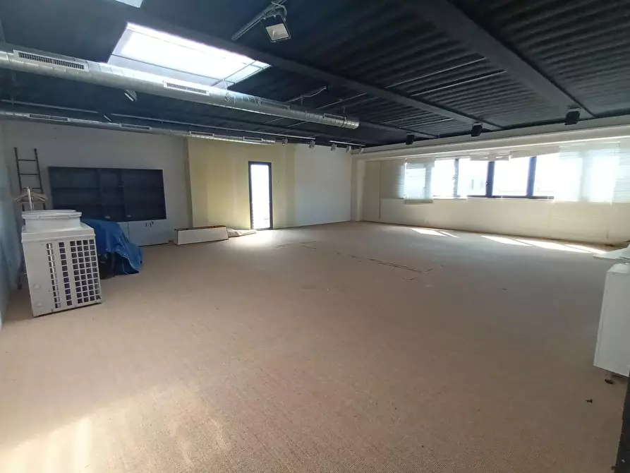 Immagine 12 di Ufficio in vendita  a Lucca