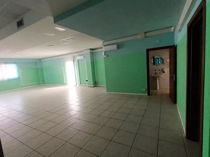 Immagine 25 di Ufficio in vendita  a Lucca