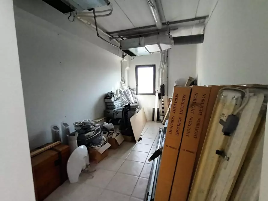 Immagine 9 di Ufficio in vendita  a Lucca