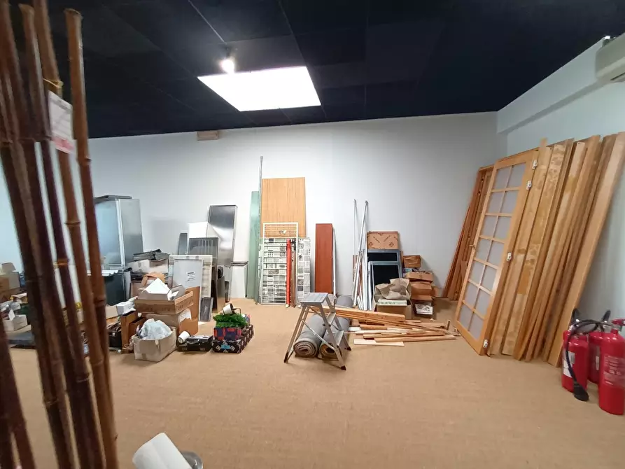 Immagine 15 di Ufficio in vendita  a Lucca