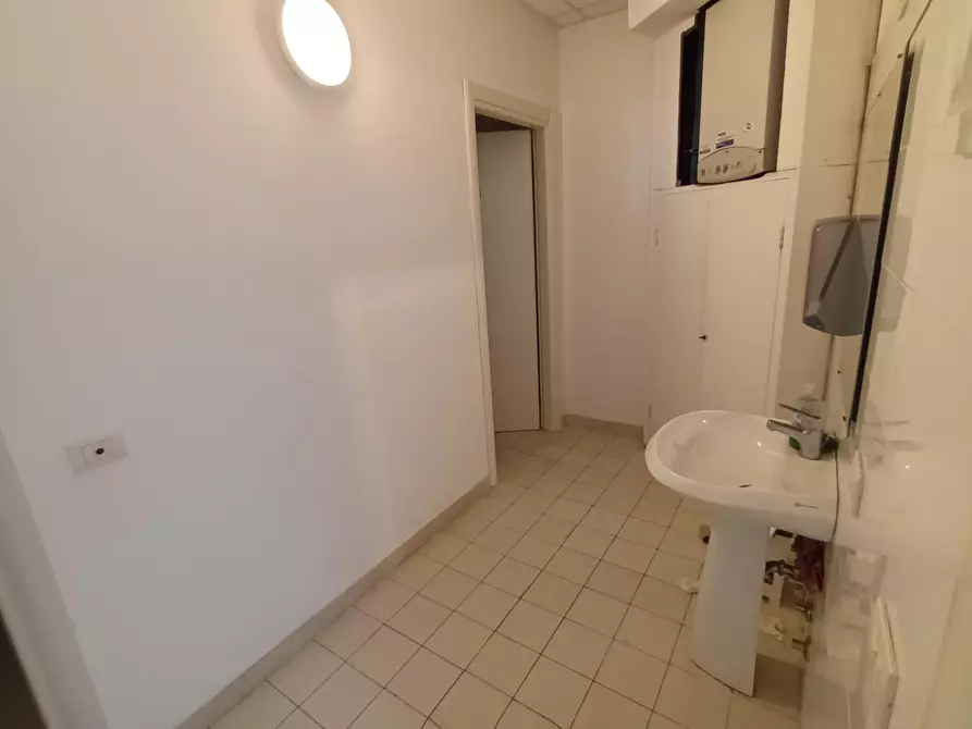 Immagine 41 di Ufficio in vendita  a Lucca