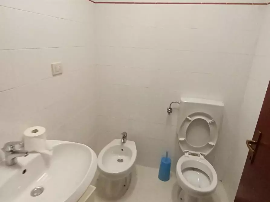 Immagine 16 di Ufficio in vendita  a Lucca