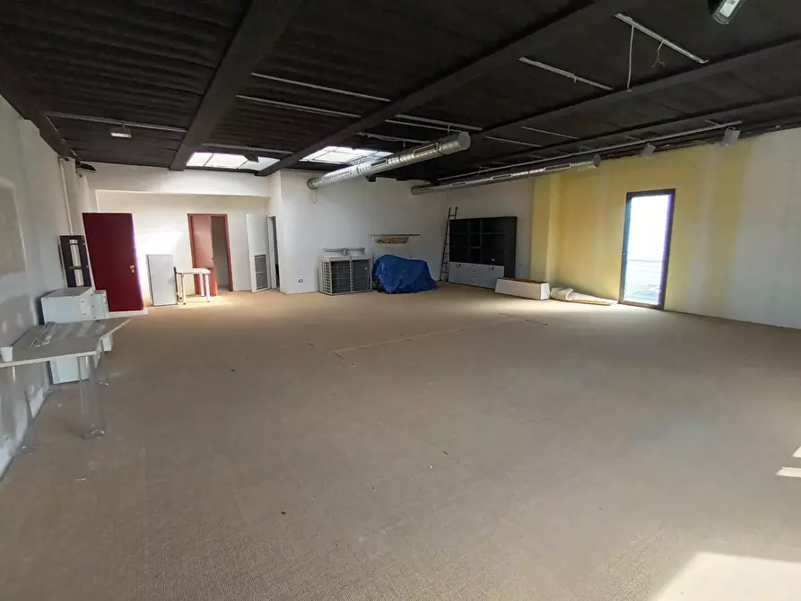 Immagine 3 di Ufficio in vendita  a Lucca