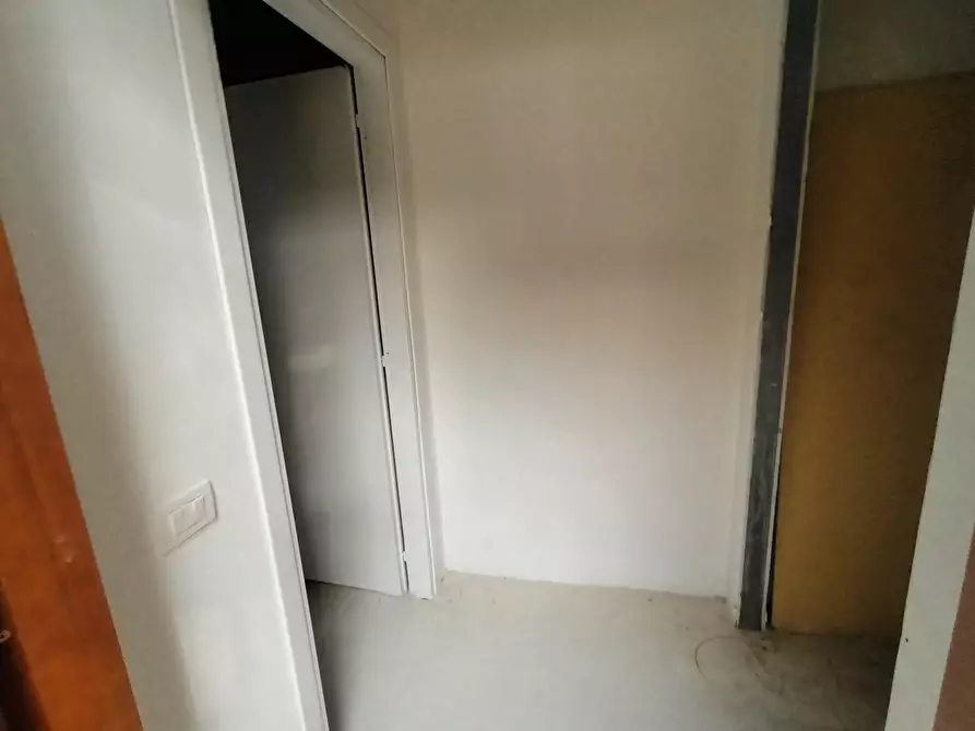 Immagine 8 di Ufficio in vendita  a Lucca