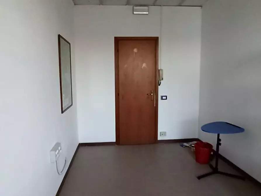 Immagine 13 di Ufficio in affitto  a Capannori