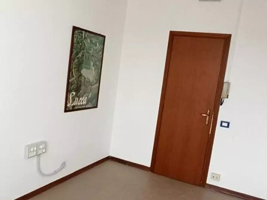 Immagine 9 di Ufficio in affitto  a Capannori