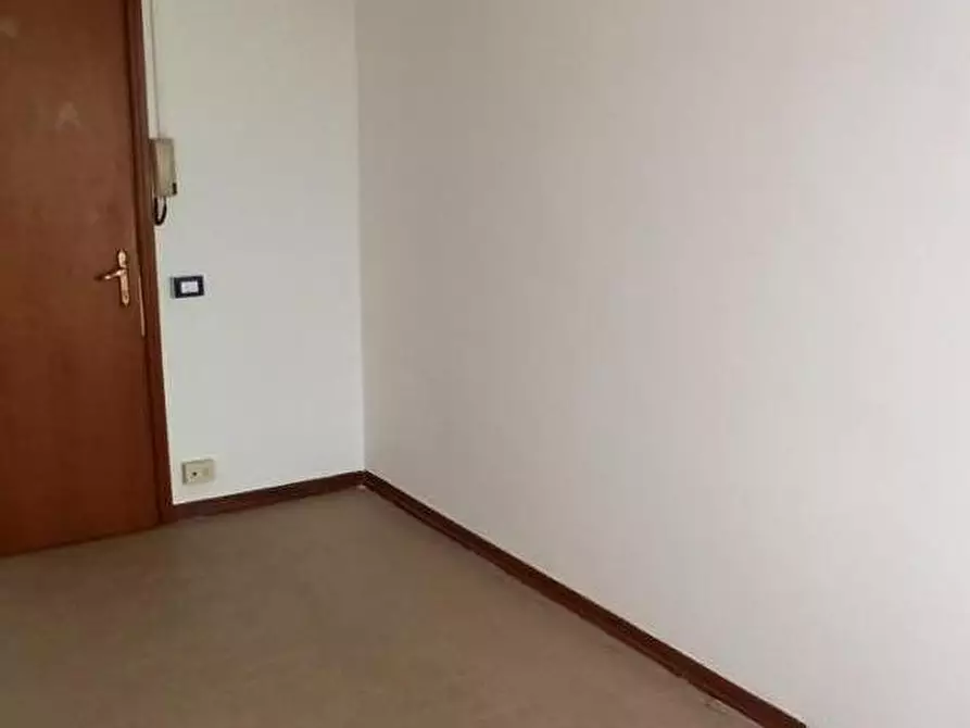 Immagine 3 di Ufficio in affitto  a Capannori