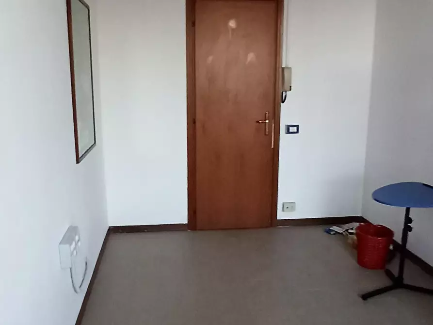 Immagine 14 di Ufficio in affitto  a Capannori