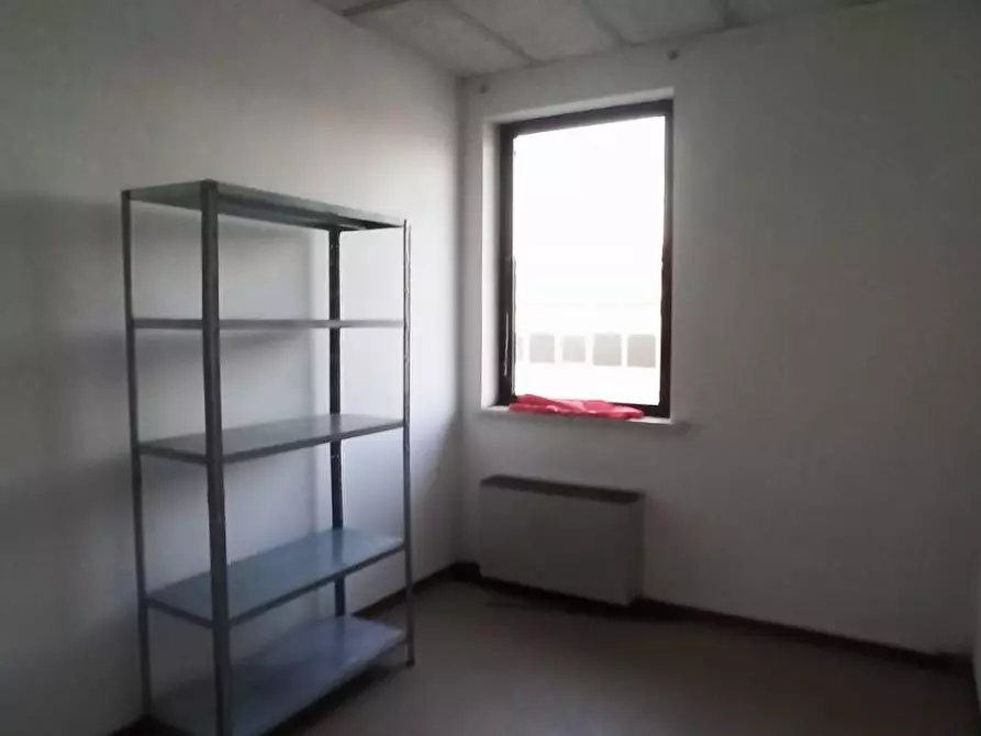 Immagine 15 di Ufficio in affitto  a Capannori