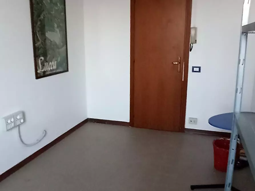 Immagine 12 di Ufficio in affitto  a Capannori