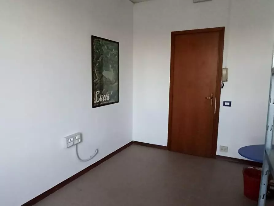 Immagine 11 di Ufficio in affitto  a Capannori