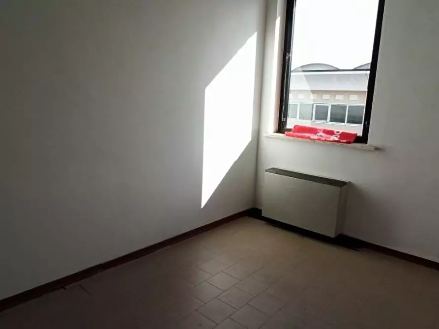 Immagine 5 di Ufficio in affitto  a Capannori