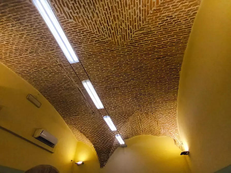 Immagine 5 di Locale commerciale in vendita  a Lucca